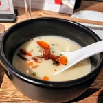 屋上屋台中華 りんりん - お通しは白湯スープです！中華風ビシソワーズの様な優しい味わいです！