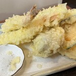 Oshokujidokoro Sengyoshou Uotetsu - エビ、カボチャ等の定番に牡蠣の天ぷらまで有ります。