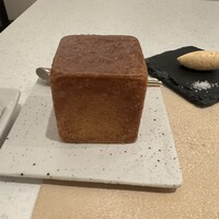 フランス料理 タンモア - ブリオッシュ　置くのが桜エビ入りのバター