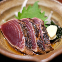 土佐料理 祢保希 赤坂店 - 週替り定食 1500円 の炭火焼 鰹たたき3貫