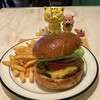 BURGERLION GOLDEN DINER - 料理写真:チーズバーガー　1,590円(税込)  ※フレンチポテト付き