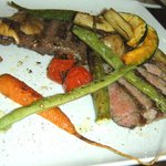 ア ミオ アージョ - 彩り野菜が添えられたサーロインステーキ！