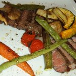 ア ミオ アージョ - 彩り野菜が添えられたサーロインステーキ！ＵＰ