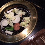 焼肉食べ放題 感激どんどん - 焼野菜盛りを焼く