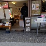 くろねこカフェ - お店の入り口 中の雑貨も楽しいです