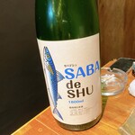 酒場 ニューかもせや - サバデシュ(日本酒)は鯖専用日本酒。炙りしめ鯖とサバデシュで乾杯です♪
