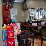 天津飯店 - 一階には、テーブル席の他にカウンターもあります。