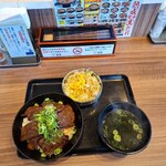 karubidontosundwubusemmontenkandon - ハラミ丼、付いてくるわかめスープ、サラダ