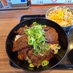 カルビ丼とスン豆腐専門店 韓丼 - ハラミ丼、サラダ