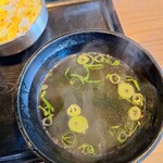 カルビ丼とスン豆腐専門店 韓丼 - 付いてくるわかめスープ