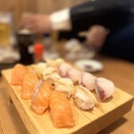 寿司居酒屋 や台ずし - サーモンにつぶ貝にぶり