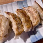 サンキュー酒場 - 「餃子ビールセット」の餃子。