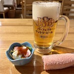 サンキュー酒場 - 「餃子ビールセット」のビールと「お通し」