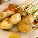 居酒屋　葉牡丹 - 串揚げ。上から豚串、ウインナー 各105円。
      う玉 120円、にんにく 180円。