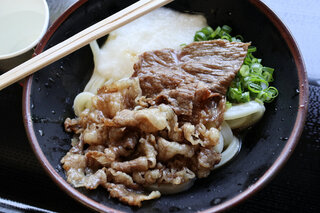 手打うどん 三徳 - 山かけ肉ぶっかけ750円