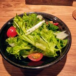 焼鳥 山香 - 野菜サラダは、みずみずしい無農薬野菜、トマトなのでドレッシングも控えめ