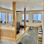 うまみ処 新月 - 広々した店内です。