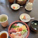 うまみ処 新月 - あら汁と季節の果物まで付いてきます。