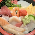 うまみ処 新月 - ぎっしり詰まった新鮮なお刺身達。