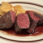 ワインバル 八十郎 - 蝦夷鹿のロースト　赤ワインソース