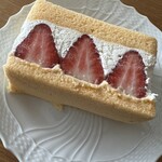 サポーレ 熱田伏見通り店 - たっぷりのイチゴと生クリームのサンド