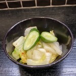 Buta Daigaku Tonkatsu Gakubu - きゅうりと白菜のお新香。