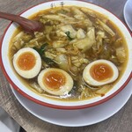 彩華ラーメン  - 通常は卵2個です (ひとつは連れのおすそわけ)