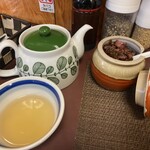 八千代味清 - 温かいお茶としば漬け