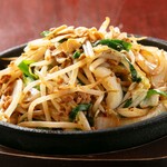 Stir-fried Taiwanese bean sprouts on iron plate