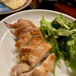 和み酒 鬼灯 - 若鶏モモのいしる焼き。奥はへしこピザ