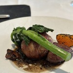 ラ・ブランシュ - 川俣軍鶏の黒米包み、レバー、ゴボウとトリュフのソース。