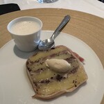 ラ・ブランシュ - イワシとジャガイモの重ね焼き、トリュフ風味。アンチョビのクリーム。
      イワシのカプチーノ。