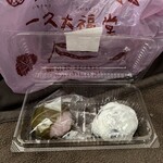 237327131 - ほんとは桜もち2個買ったけど、1個は写真撮る前に食べちゃいました。