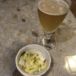 食宴和 - 美味しい生ビールと白菜のお漬物（これまた美味しい）