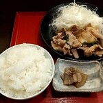 Iemon - 日替わり定食950円、この日は豚バラ青じそ生姜焼き、ご飯お代わりサービス