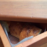 イル ギオットーネ ディ ピュー - 木箱にフォカッチャとバゲット