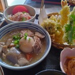 Tampopo - 大きなお盆の上　左側　サラダ、もつ煮、季節の天ぷら♬