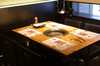 Koube Aburibokujou - 半個室席は4名様までご利用可能です。