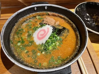 元祖めんたい煮こみつけ麺 - 付けダレは柑橘系が効いたよくあるタイプ。明太子はそれほどたくさんは入っていないです。出汁はなんだろう？野菜の甘みを感じる洋風な印象です。食べ進むと甘みの理由が分かりました。（続く）