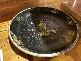 元祖めんたい煮こみつけ麺 - （続き）底に大根や牛蒡、人参、椎茸などの荒微塵切り野菜が沈んでいて野菜から溶け出た甘みだったようです。これ「煮込み」ですよね。だからメニューが「明太煮込み、、、」なんですね。笑