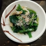 やきとん 魚友 - お通しのほうれん草の煮浸しあさり&鰹節添は、薄味で上品