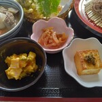 たんぽぽ - 小鉢達、カボチャとポテトのサラダ(茹で卵やレーズン入り)　沢庵の中華炒め、厚揚げのキノコソース、一つ一つに、手間が掛かっています♬