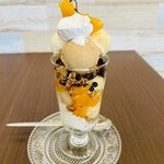 ファヴォリ - パフェ後ろから