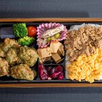 塚田農場 OBENTO&DELI - 2024.3 日向夏ポン酢で食べる とり天と親子そぼろ弁当（980円）