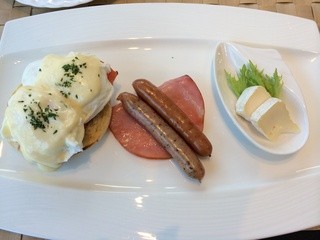 ユ・ラ・リ - エッグベネディクト/ソーセージ/カマンベールチーズ