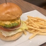 THE BURGER VOWS - アボカドチーズバーガー1,540円
                        パティ、アボカド、チェダーチーズ、トマト、レタス、オニオン、マヨネーズ、タルタルソース
                        ポテトセット Mサイズ120g 150円