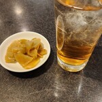 上海料理 飲茶 喬家柵 - 杏露酒（水割り）＆ザーサイ