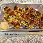 居酒屋割烹 ほたる - 持ち帰ったうなぎ箱寿司。私一人やなくちゃんと3等分で食べたよ