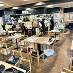 海鮮お食事処 銀蔵 - ランチタイム終了間際の店内。やっと空きました。