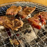 炭火焼肉 ホルモン にく式 - 手前2枚　うす切りハラミ、奥2枚　カルビ